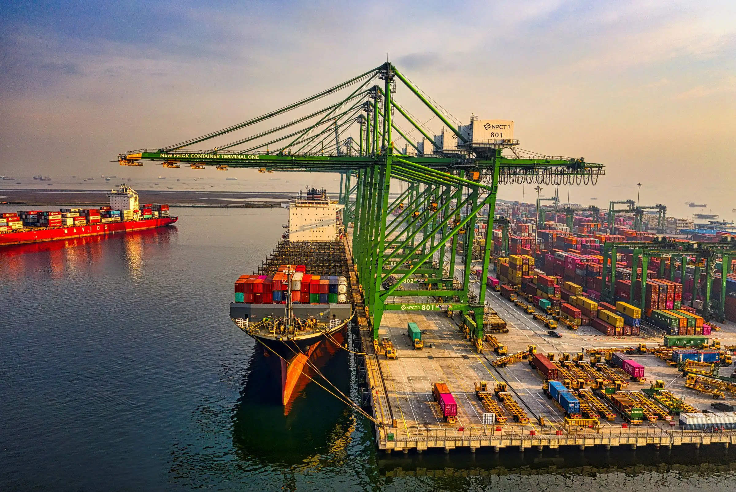 Tàu container cập cảng lúc hoàng hôn